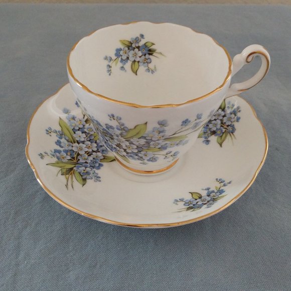 GROSVENOR BONE IN CHINA ENGLAND FLORAL BLUE WHITE SCALLOPED GOLD RIM TEA CUP - Picture 13 of 15